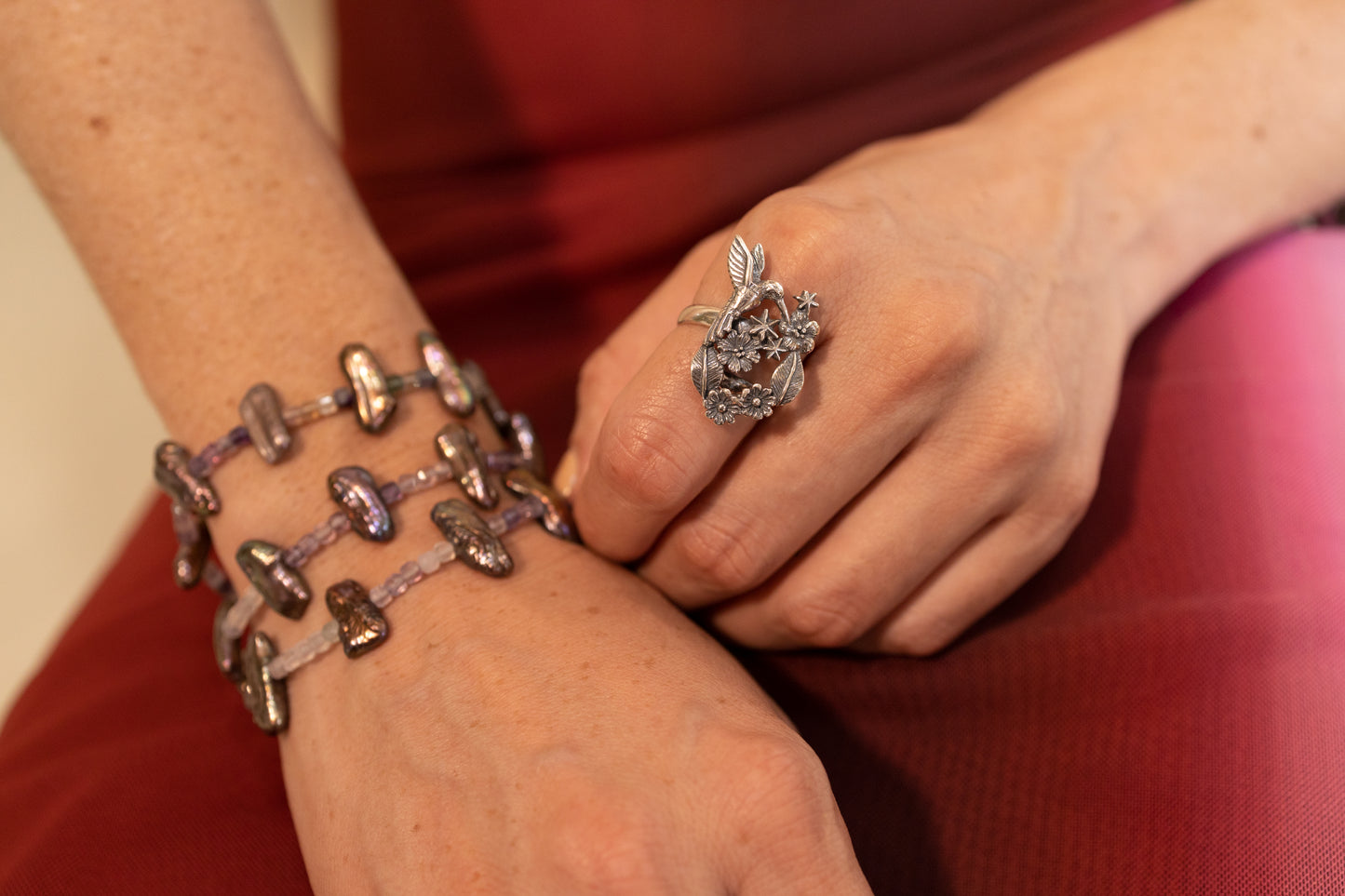 Anillo clásico de colibrí con flores y estrellas