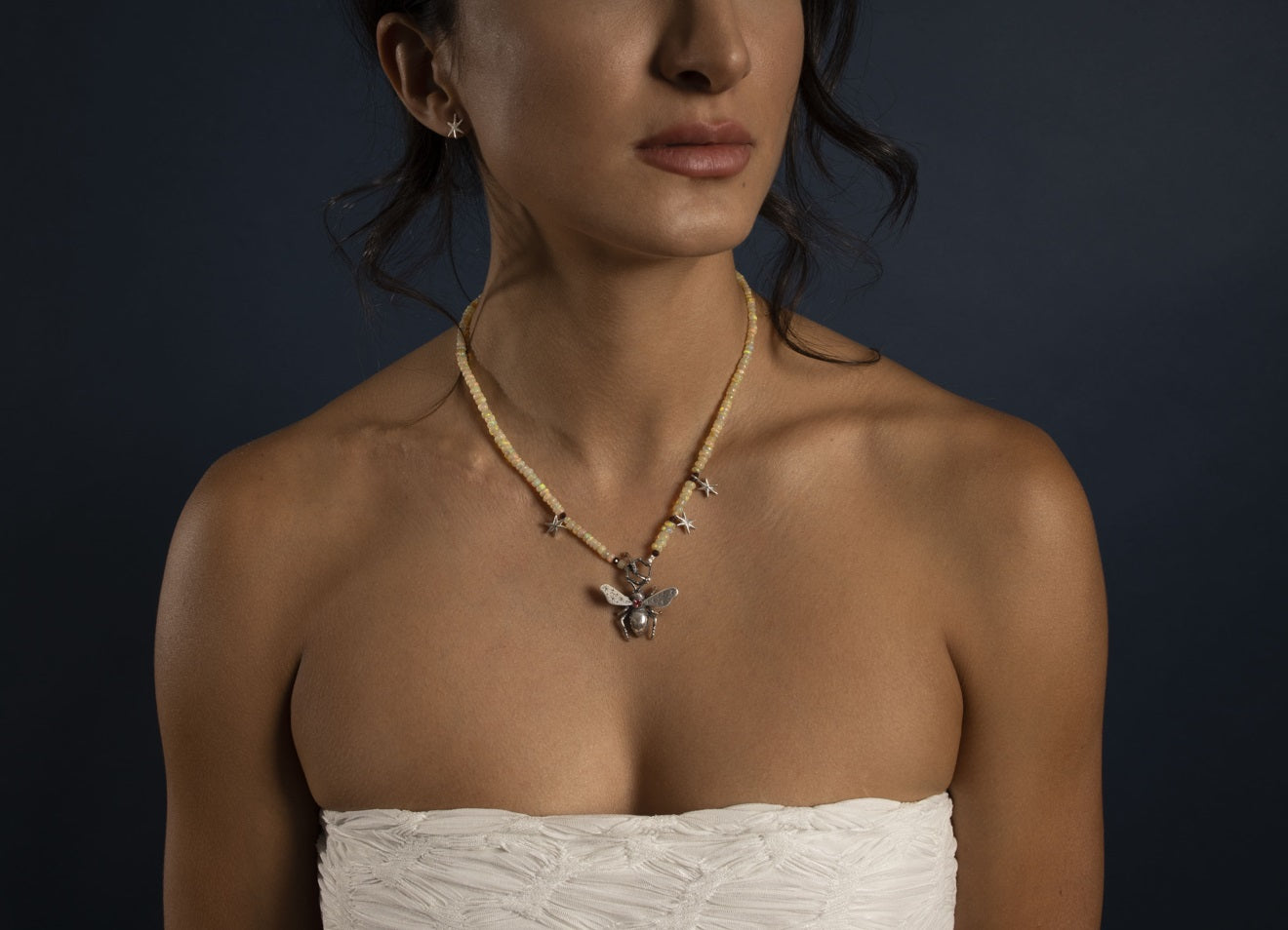 Collar Abeja Trabajadora con Ópalos