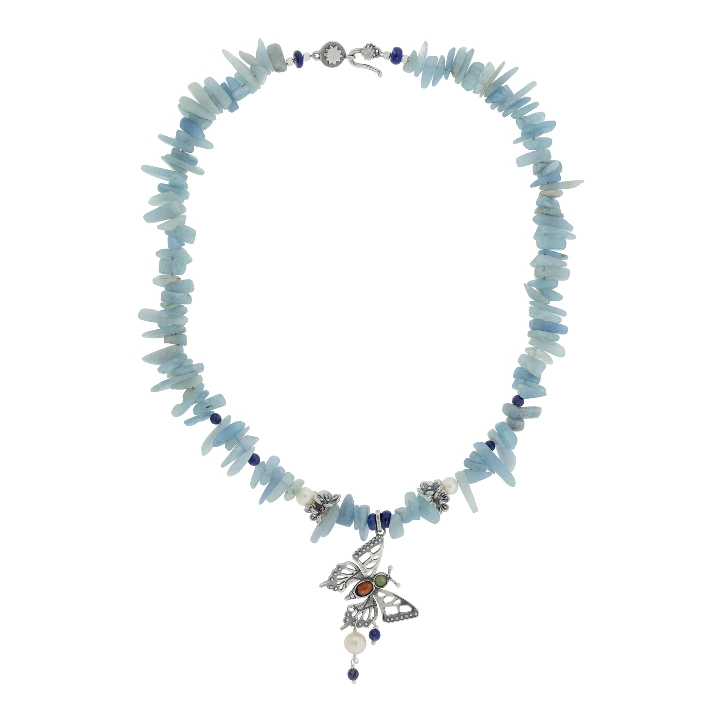 Collar mariposa monarca en cielo azul