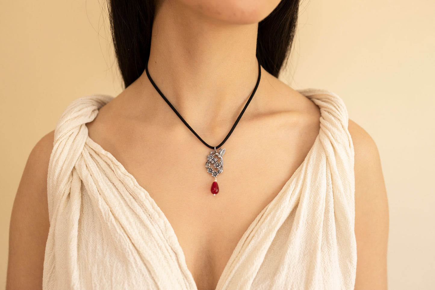 Dije clásico de colibrí con flores y estrellas