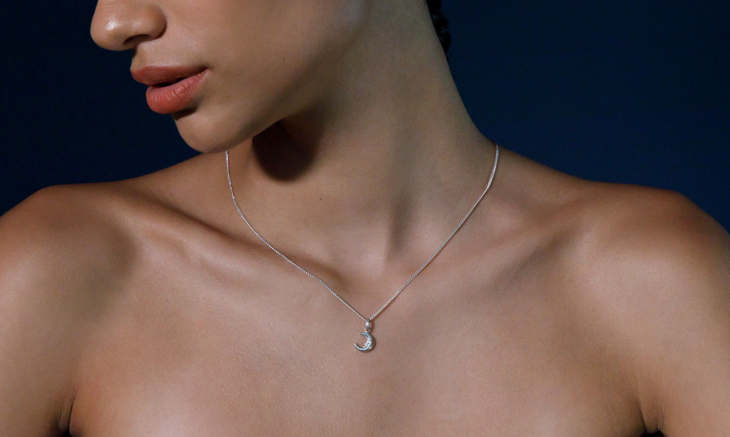 Dije Luna Nutricia con cadena