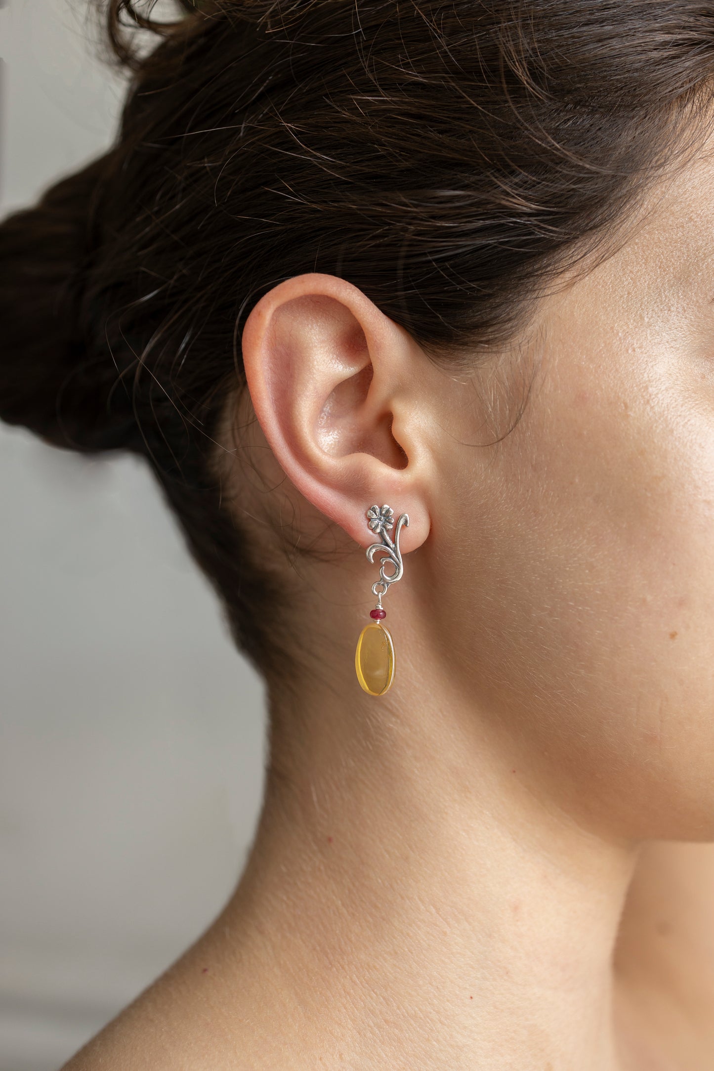 Aretes Flor Tallo Ámbar