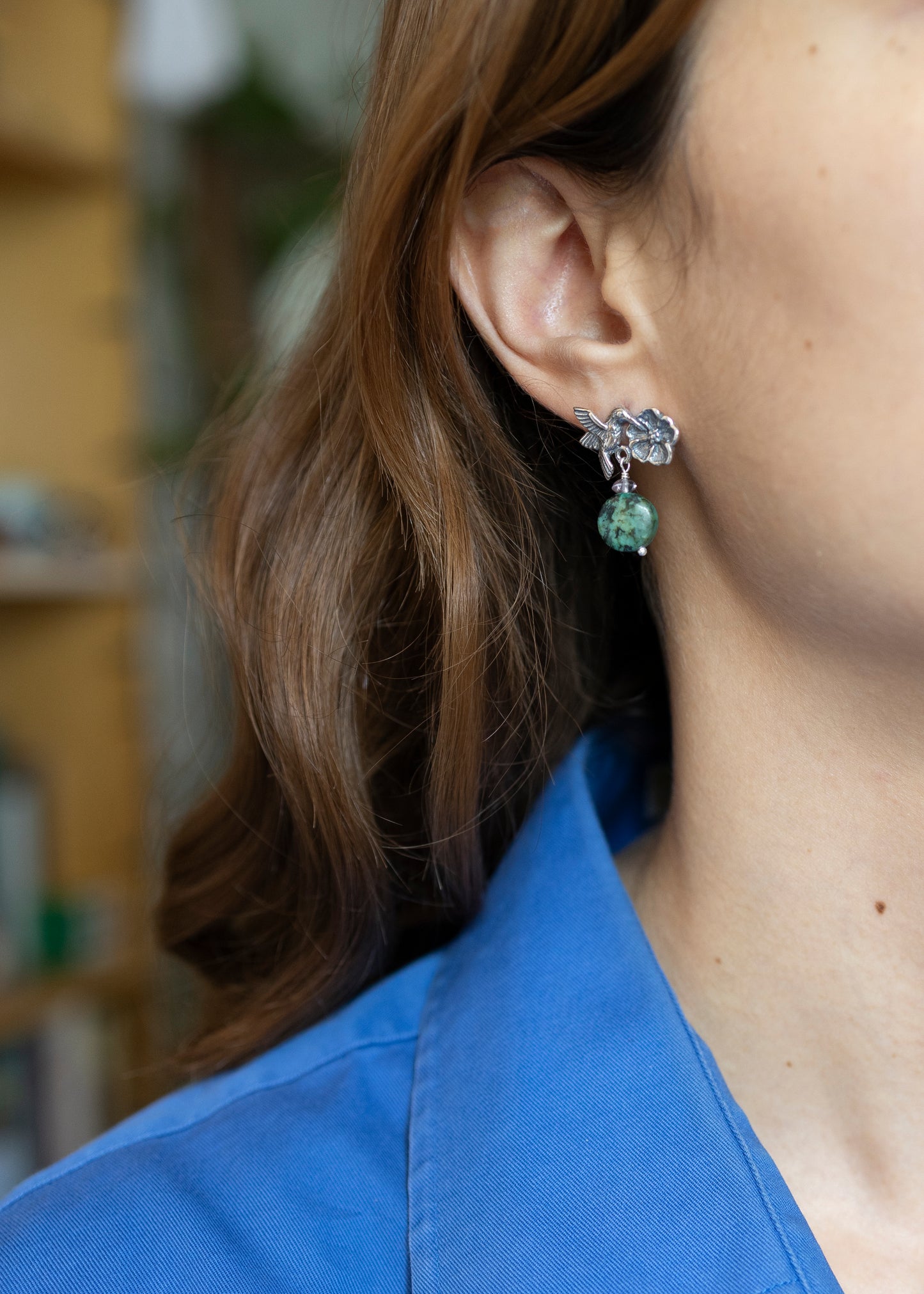Aretes colibrí con flor