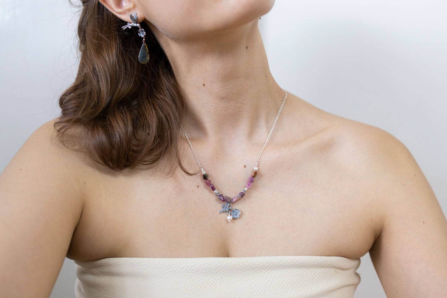 Gargantilla colibrí con flor