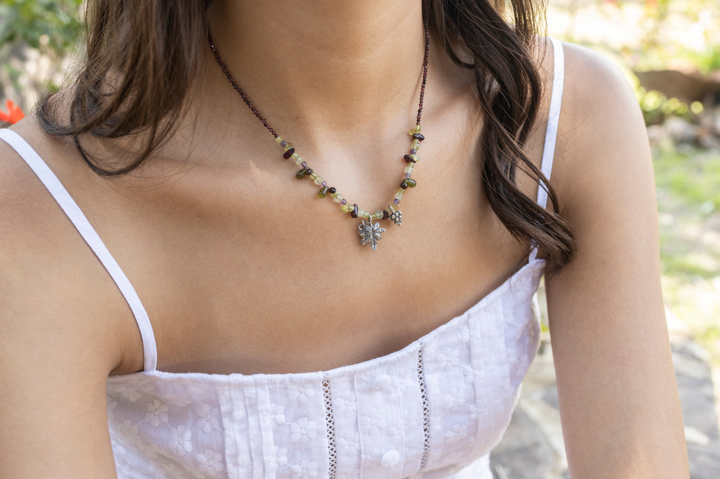 Collar Vino entre las flores