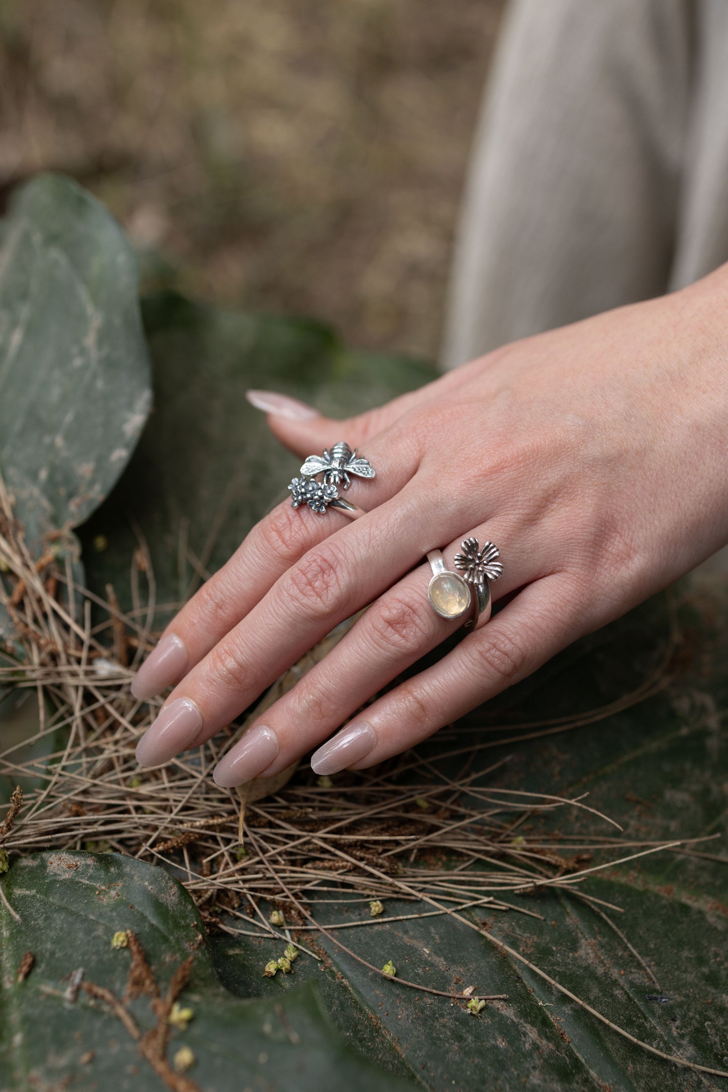 Anillo abejita enamorada de las flores