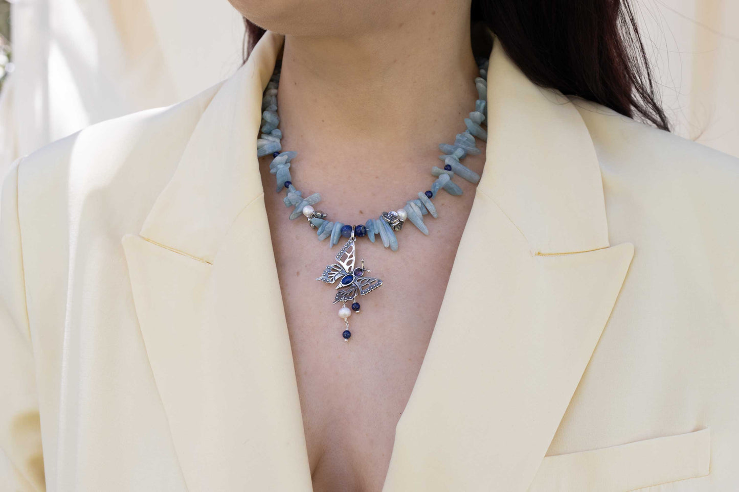 Collar mariposa monarca en cielo azul