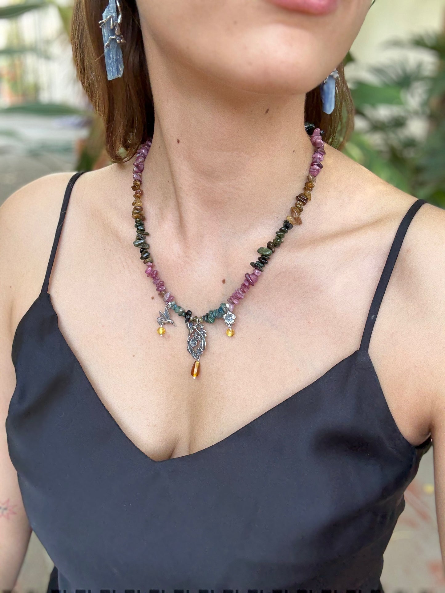 Collar clásico de colibríes, flores y estrellas