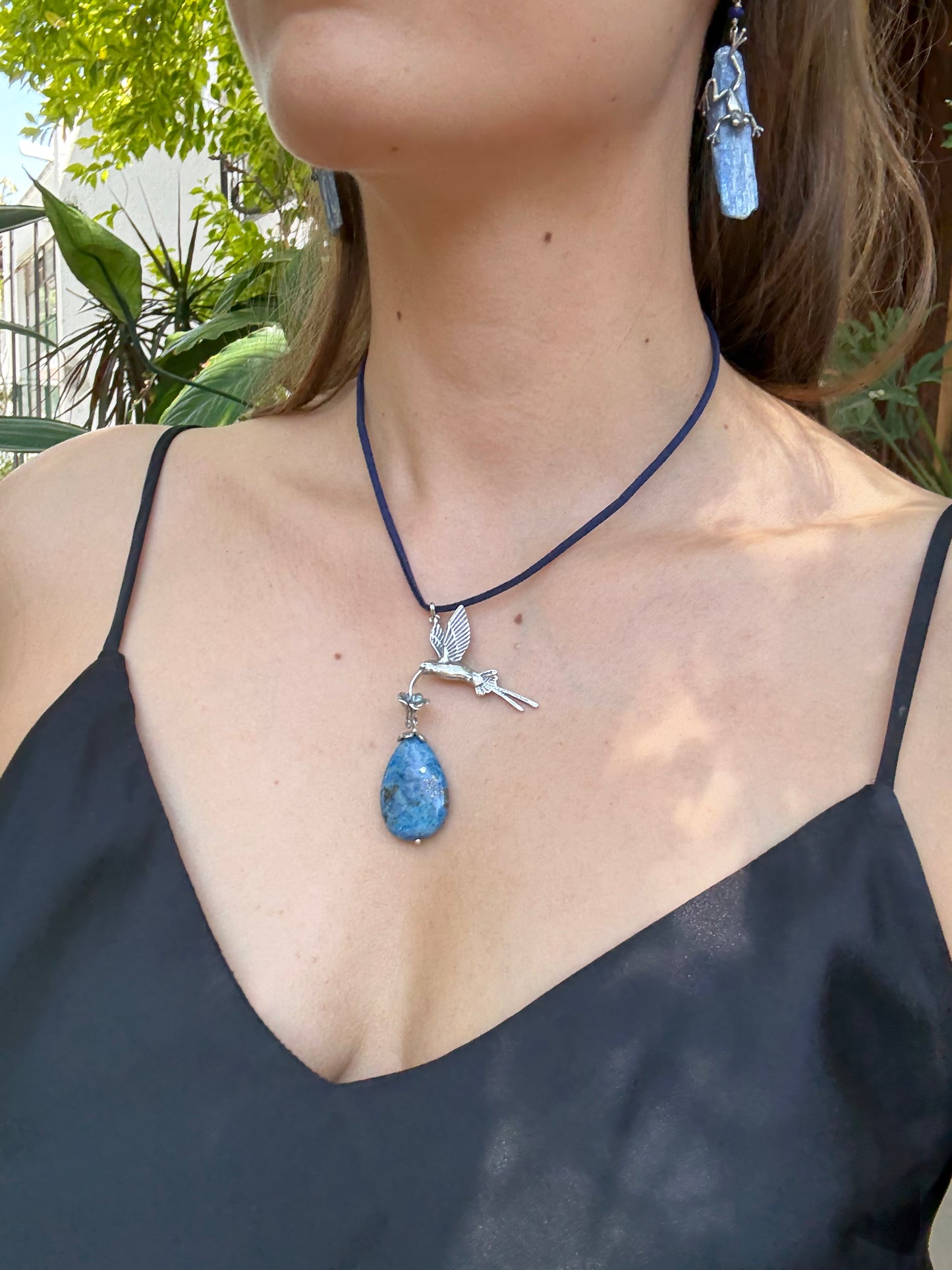 Dije colibrí con gota de rocío