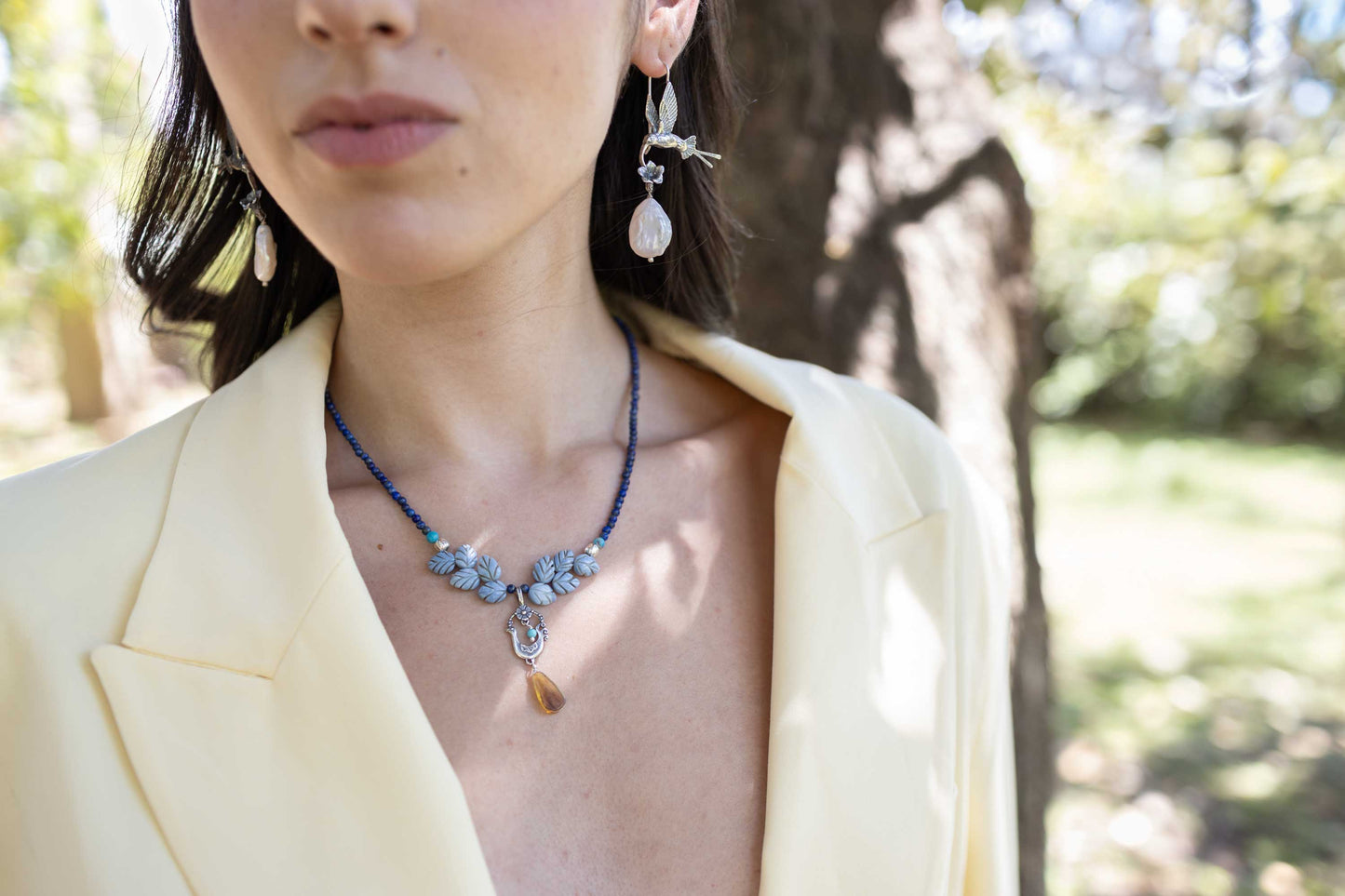 Collar ave primavera con hojas