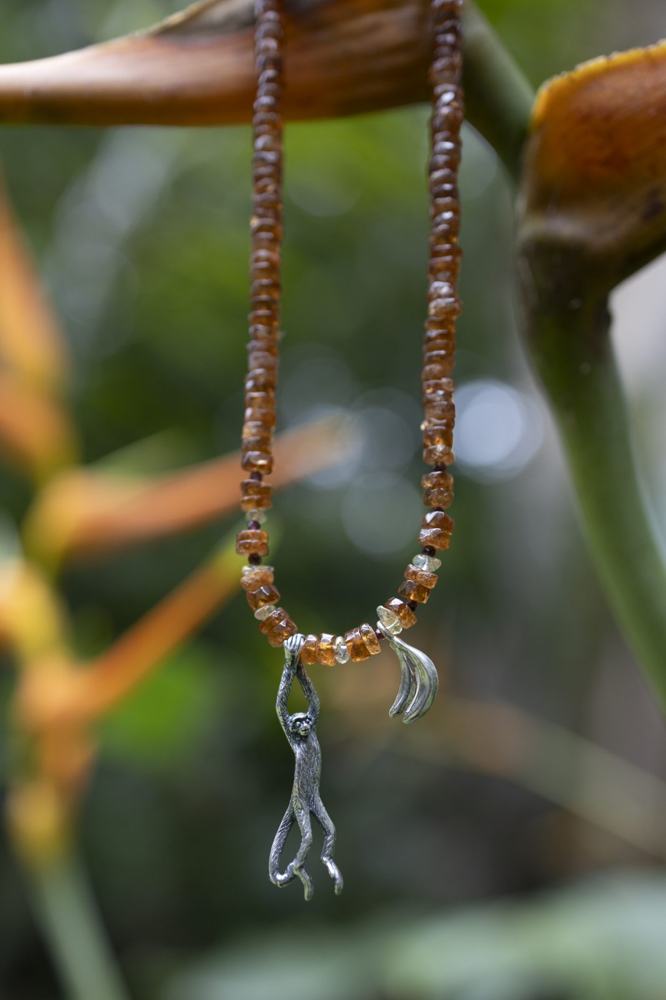 Collar Mono y Ámbar en la selva