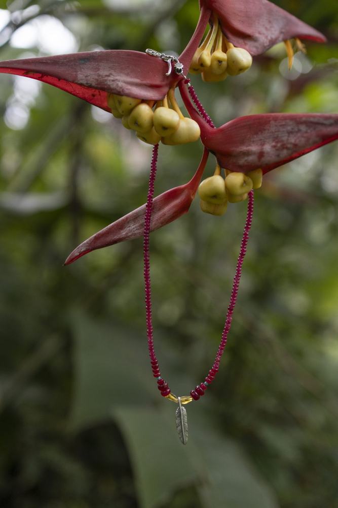 Collar Pluma Granate en la selva