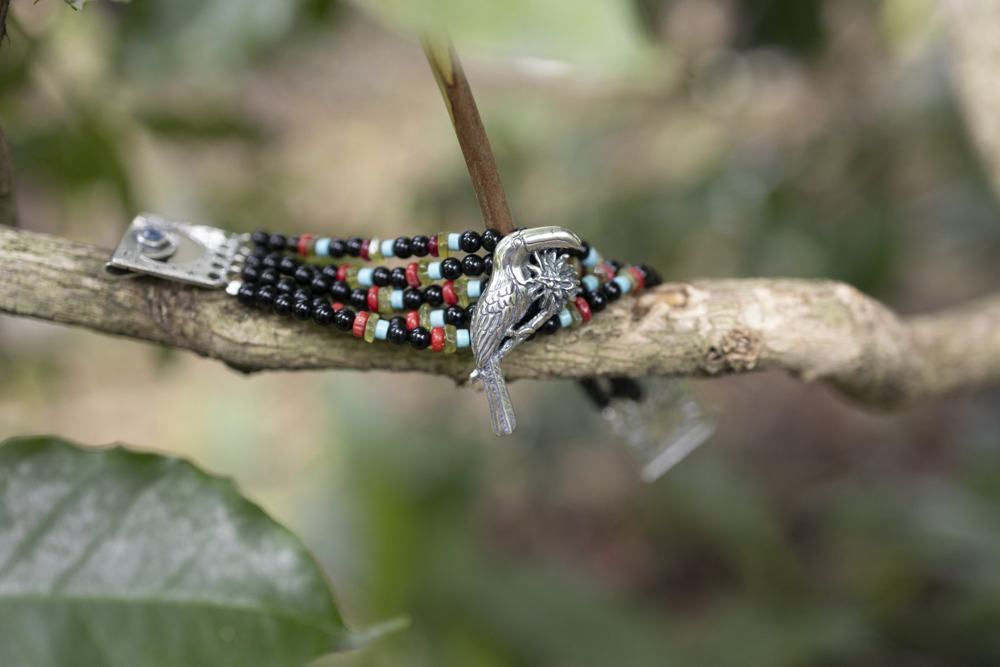 Pulsera Tucán Multicolor en la selva