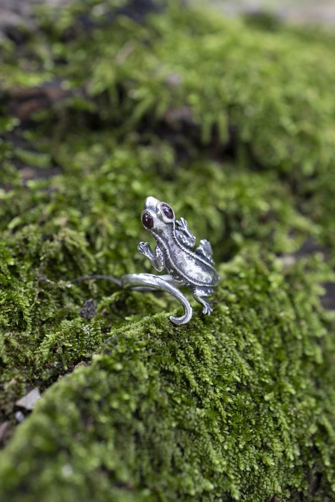 Anillo Camaleón Granate en la selva