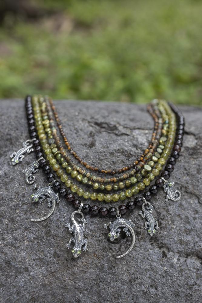 Collar Multihilo Verde en la selva