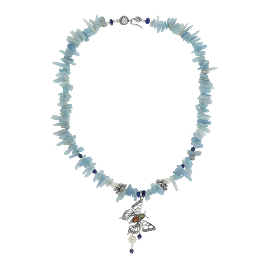 Collar mariposa monarca en cielo azul