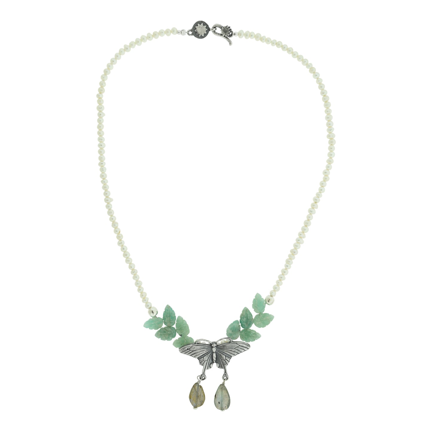 Collar mariposa con hojas