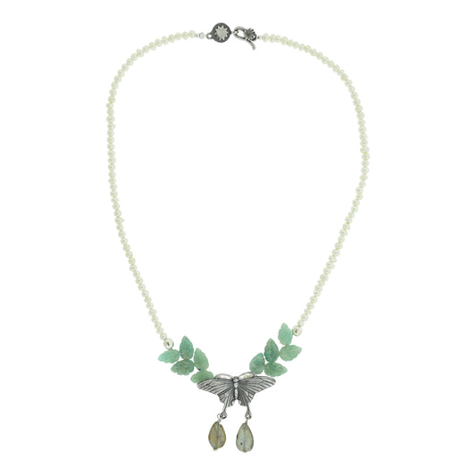 Collar mariposa con hojas