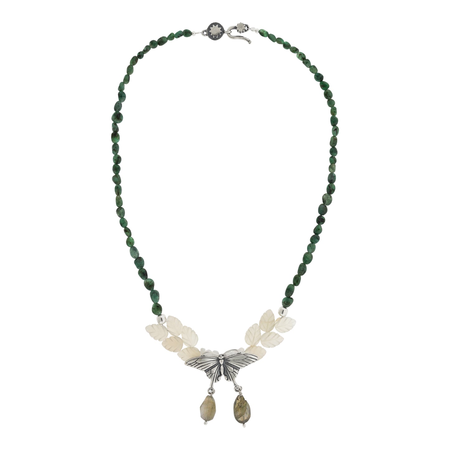 Collar mariposa con hojas