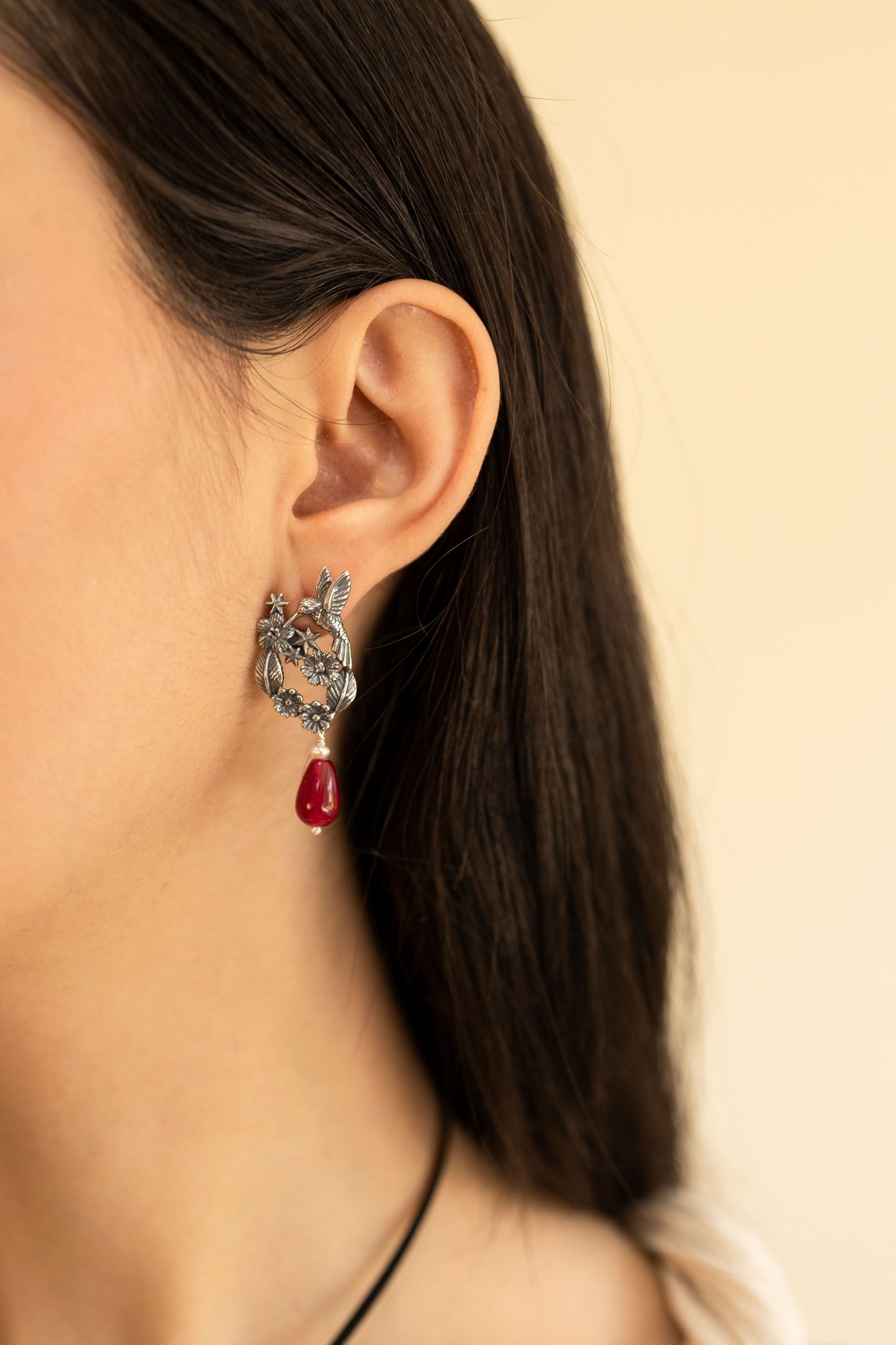 Aretes clásicos de colibrí con flores y estrellas