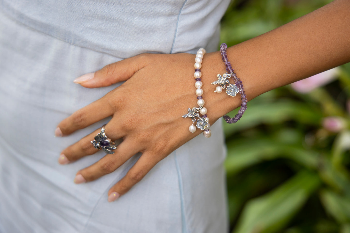 Pulsera colibrí con flor