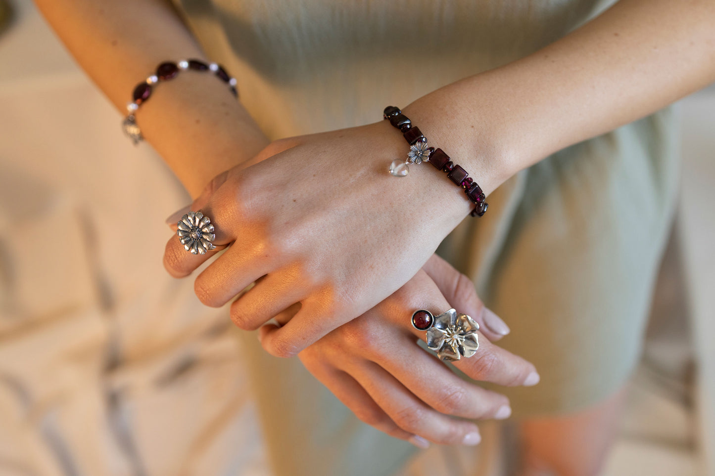 Pulsera de granates con margarita