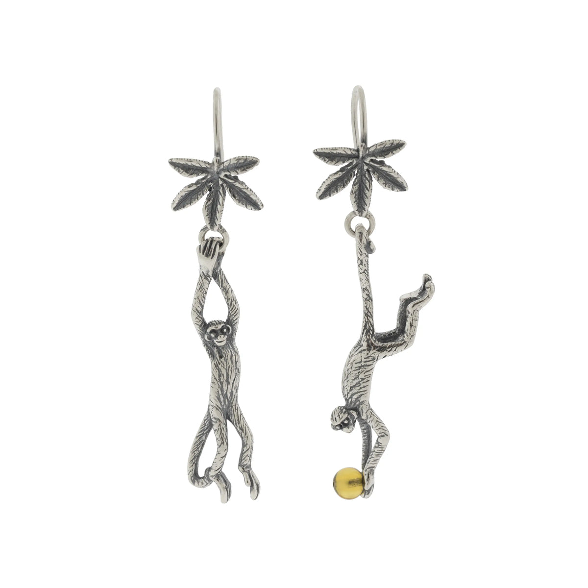 Aretes Jugando entre las ramas
