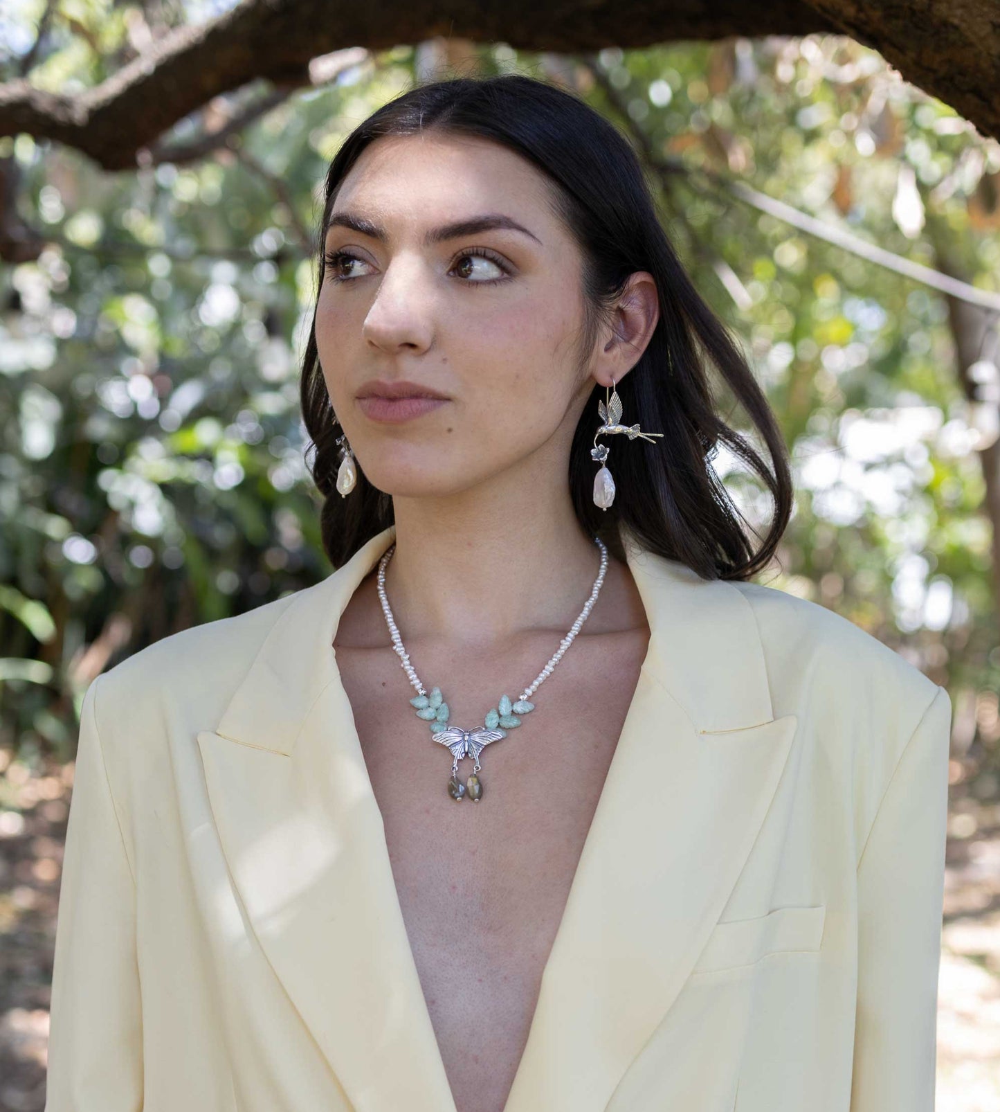 Collar mariposa con hojas