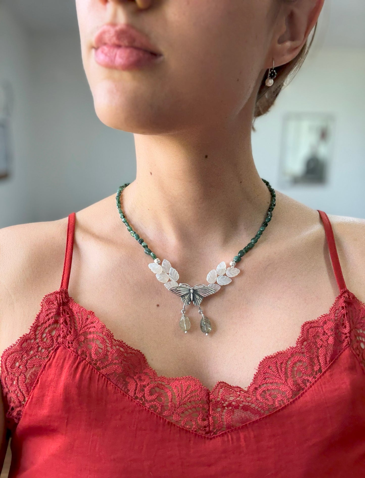 Collar mariposa con hojas