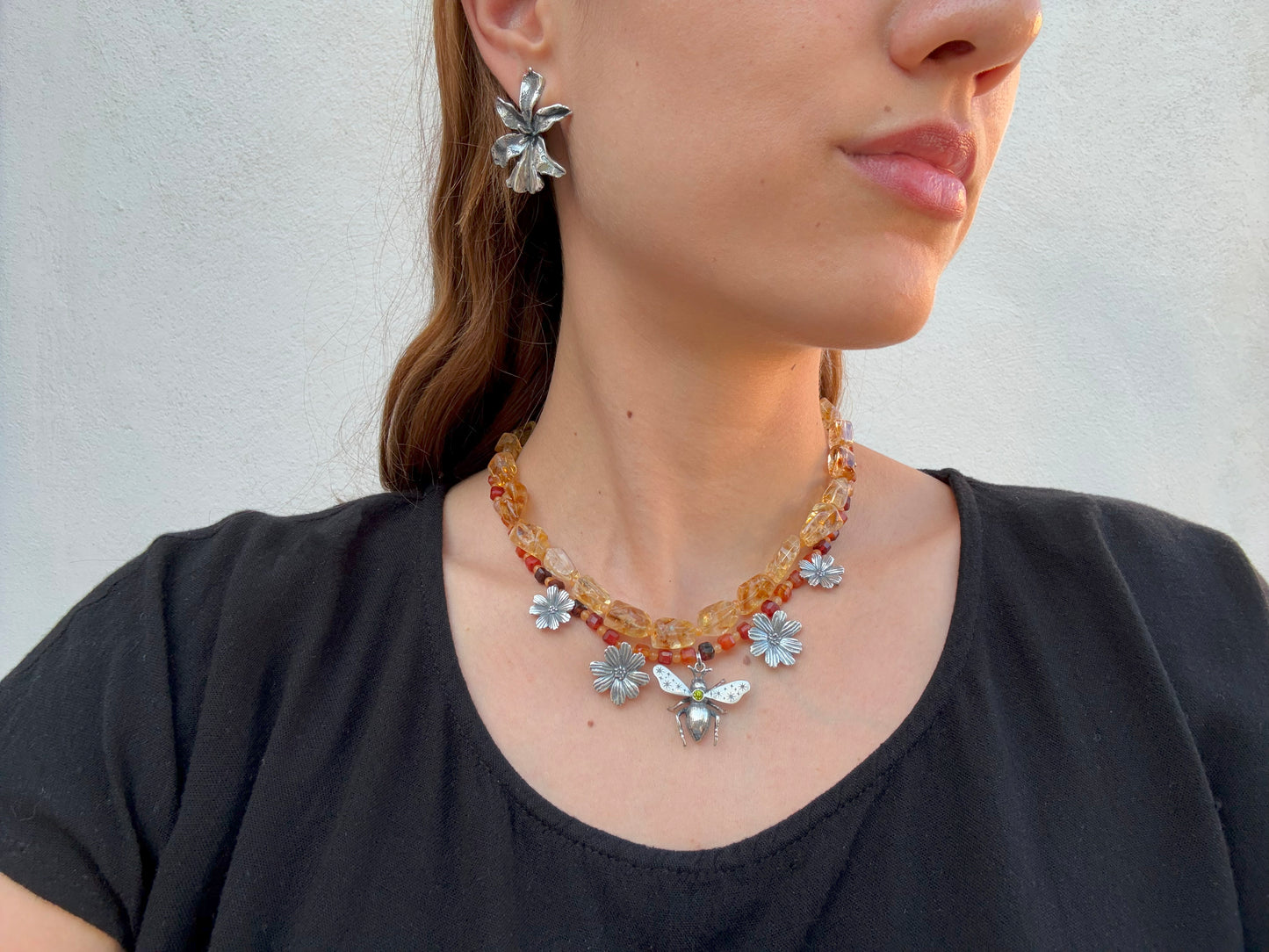 Collar abeja reina con flores