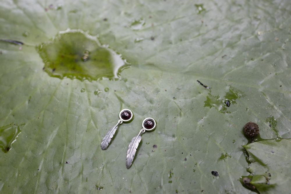 Aretes Pluma Rubí en la selva
