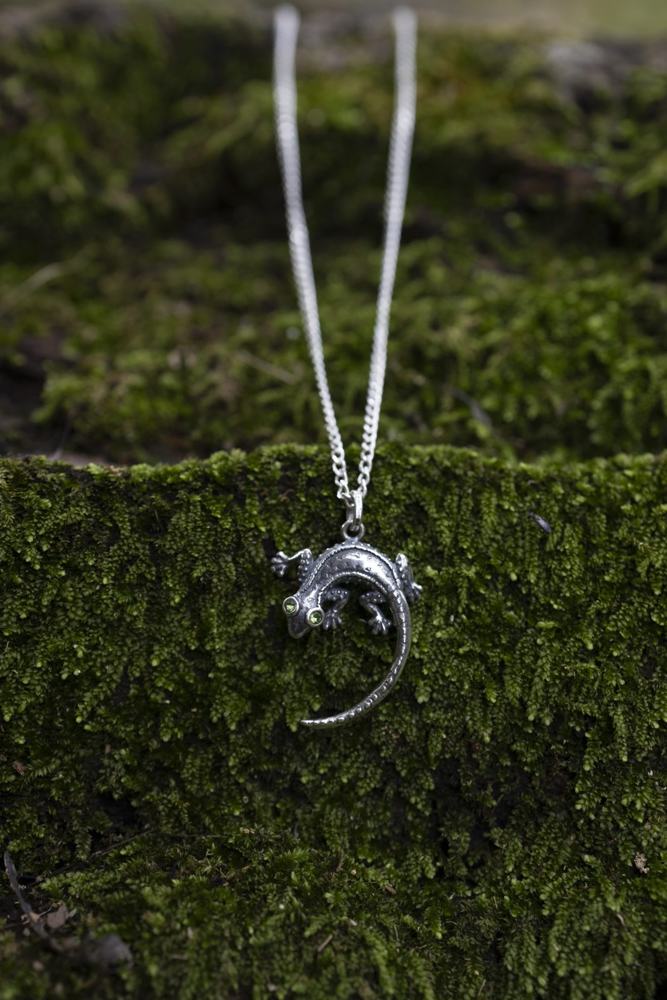 Collar Lagartija en la selva