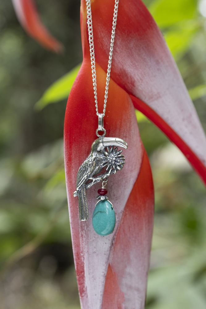 Collar Tucán Turquesa en la selva