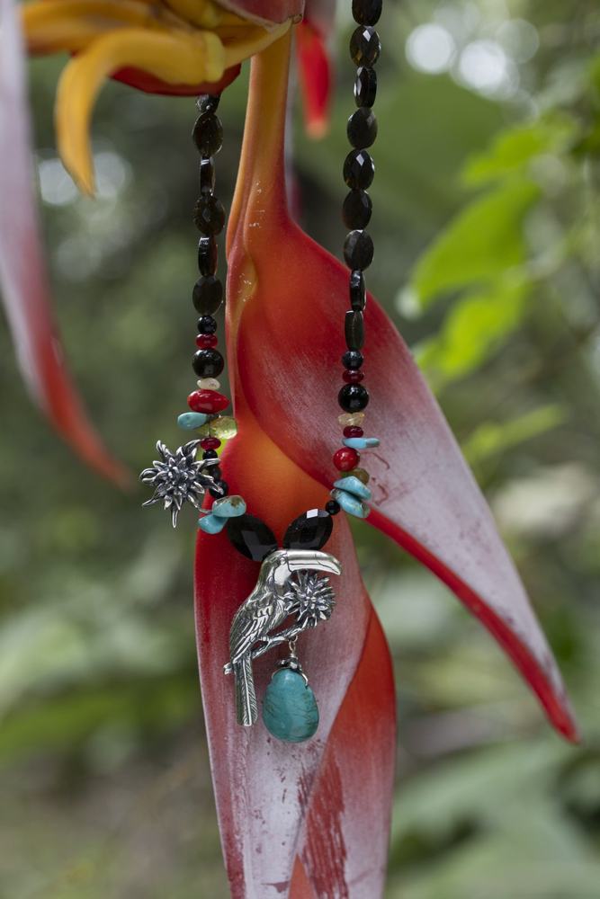 Collar Tucán Multihilo en la selva